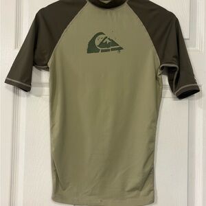 Quiksilver SS Rash Guard UV Tech Mens Small Green Short Sleeve Snug Fit